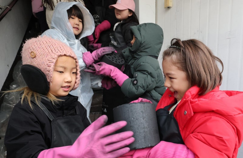 한 장이라도 더… 고사리손, 연탄 봉사