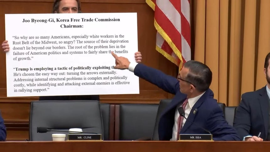 16일(현지 시간) 미국 워싱턴 하원에서 열린 청문회에서 대럴 아이사 공화당 하원의원이 주병기 공정거래위원장의 과거 발언을 피켓으로 만들어 보여주고 있다.  사진 출처 미국 하원 