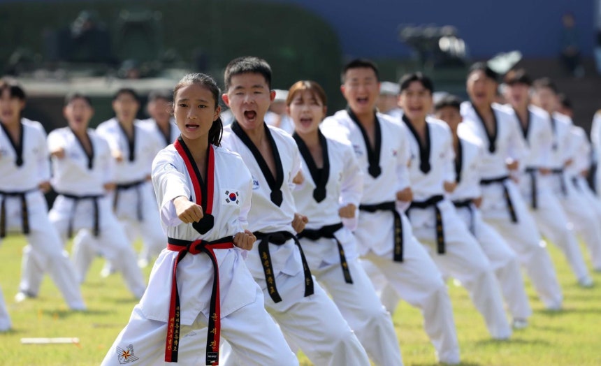 국군 장병들이 1일 충남 계룡대에서 열린 제77주년 국군의 날 행사에서 민군 태권도 시범을 하고 있다. 2025.10.1. 대통령실사진기자단