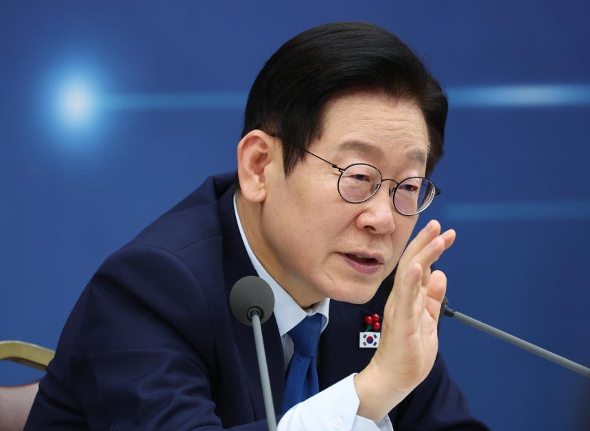 이재명 대통령이 17일 세종시 정부세종컨벤션센터에서 열린 산업통상부·지식재산처·중소벤처기업부 업무보고에서 김용선 지식재산처장에게 질문하고 있다. 2025.12.17. 대통