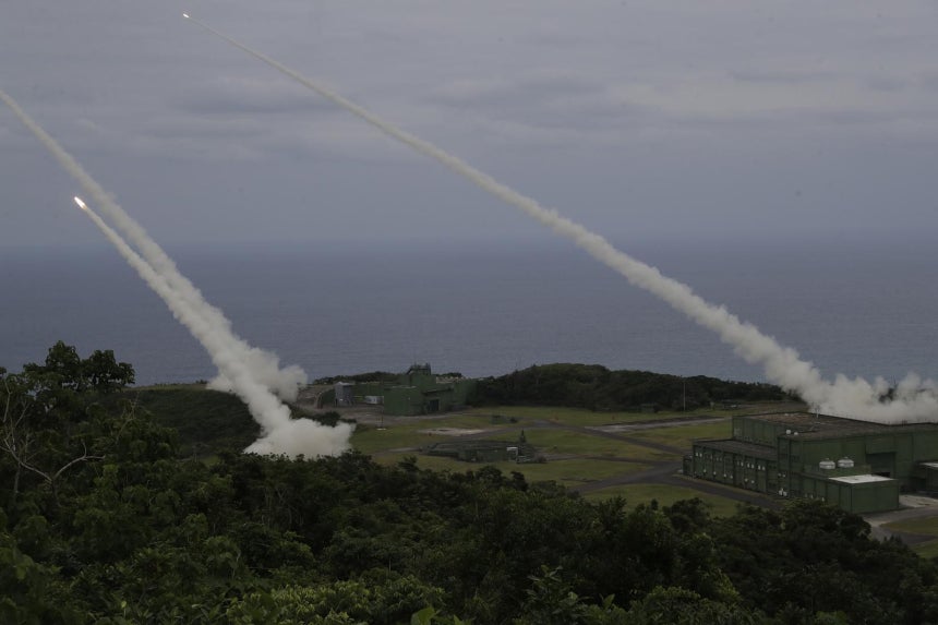 [핑퉁(대만)=AP/뉴시스]대만 남부 핑퉁현에서 12일 M142 고속기동성 포병로켓시스템(HIMARS)의 첫 실전 사격 훈련이 이뤄지고 있다.2025.05.13.