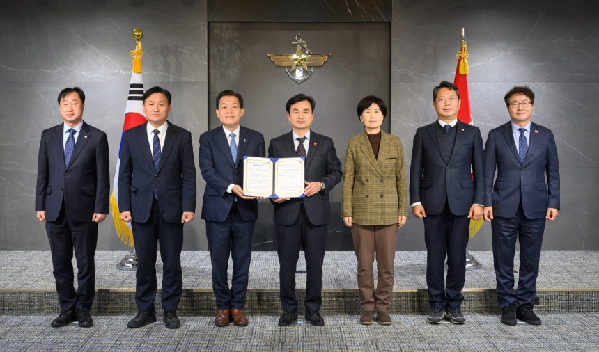 이재준 수원시장(왼쪽에서 세 번째)이 이달 8일 국방부를 찾아 안규백 국방부장관(〃 네 번째)과 면담한 뒤‘수원 군 공항 이전의 국가전략 사업화를 위한 공동 건의문’을 전달하고 있다.수원시 제공