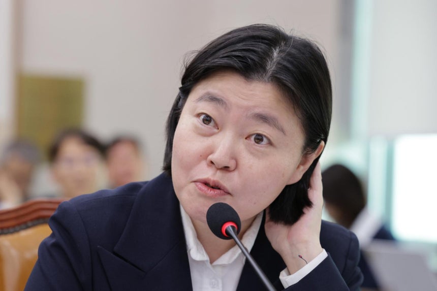 임은정 서울동부지검장이 23일 서울 여의도 국회 법제사법위원회에서 열린 서울고등검찰청·서울중앙지방검찰청 등에 대한 국정감사에서 의원 질의에 답변하고 있다.2025.10.23 뉴스1 