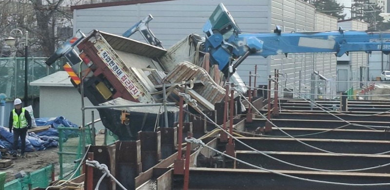 잠실대교 공사장 크레인 넘어져 작업자 사망