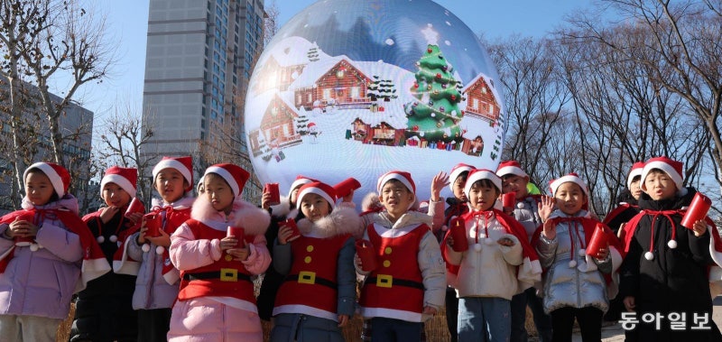 석촌호수에 대형 미디어아트 스노볼