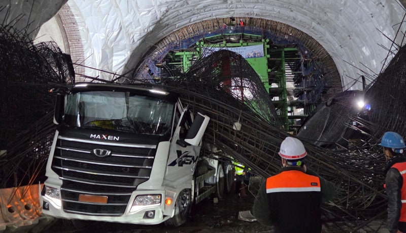 여의도 ‘신안산선’ 공사장 철근 구조물 붕괴… 1명 사망