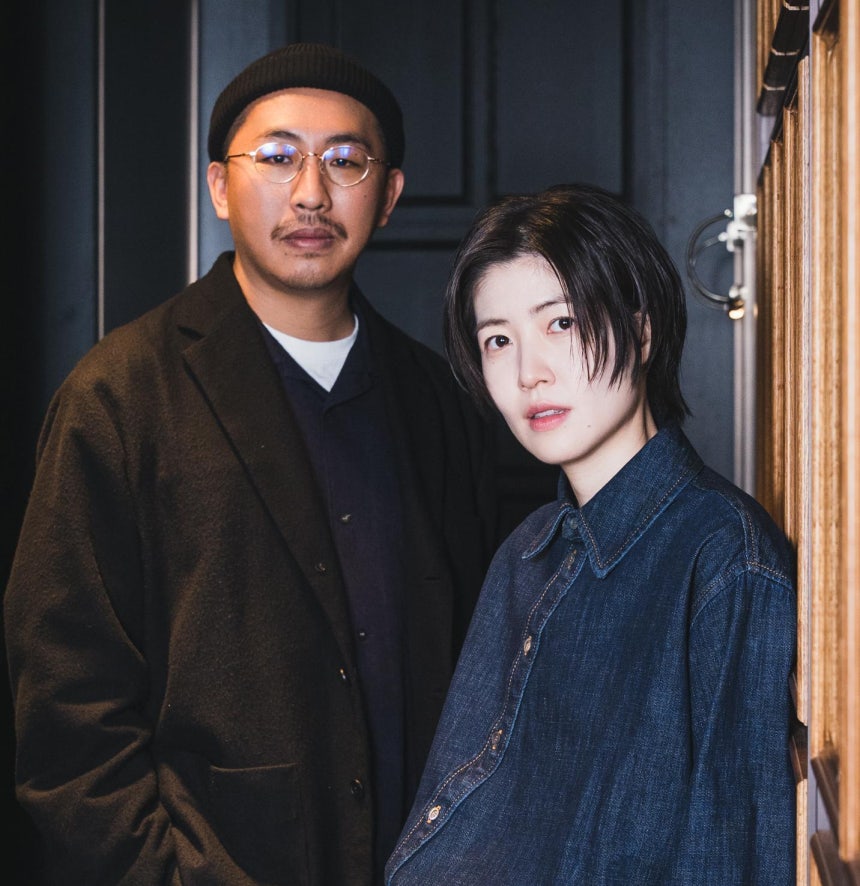 미야케 쇼 감독(왼쪽)은 ‘이’ 역할에 심은경 배우(오른쪽)를 섭외한 이유에 대해 “처음 가는 장소와 평생 못 만날 것 같은 사람에 대한 놀라움이 잘 표현돼야 했다”며 “심 배우가