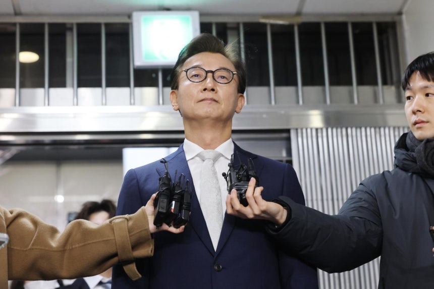  통일교 금품 수수 의혹을 받는 전재수 전 해양수산부 장관이 19일 오전 서울 서대문구 경찰청 국가수사본부에서 피의자 조사를 받기 위해 출석하고 있다.2025.12.19.사진공동취재단