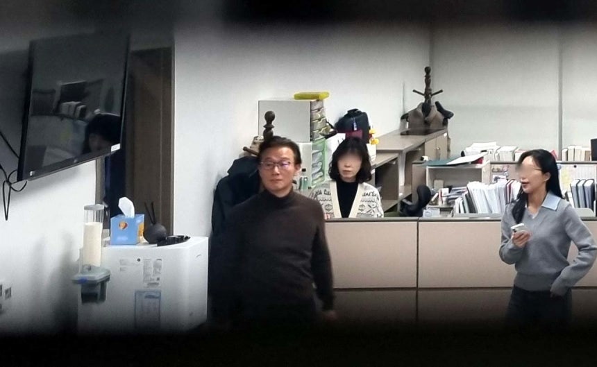 통일교 금품 수수 의혹을 받는 전재수 전 해양수산부 장관이 15일 서울 여의도 국회 의원회관 내 자신의 사무실에서 경찰의 압수수색을 지켜보고 있다.2025.12.15.뉴시스