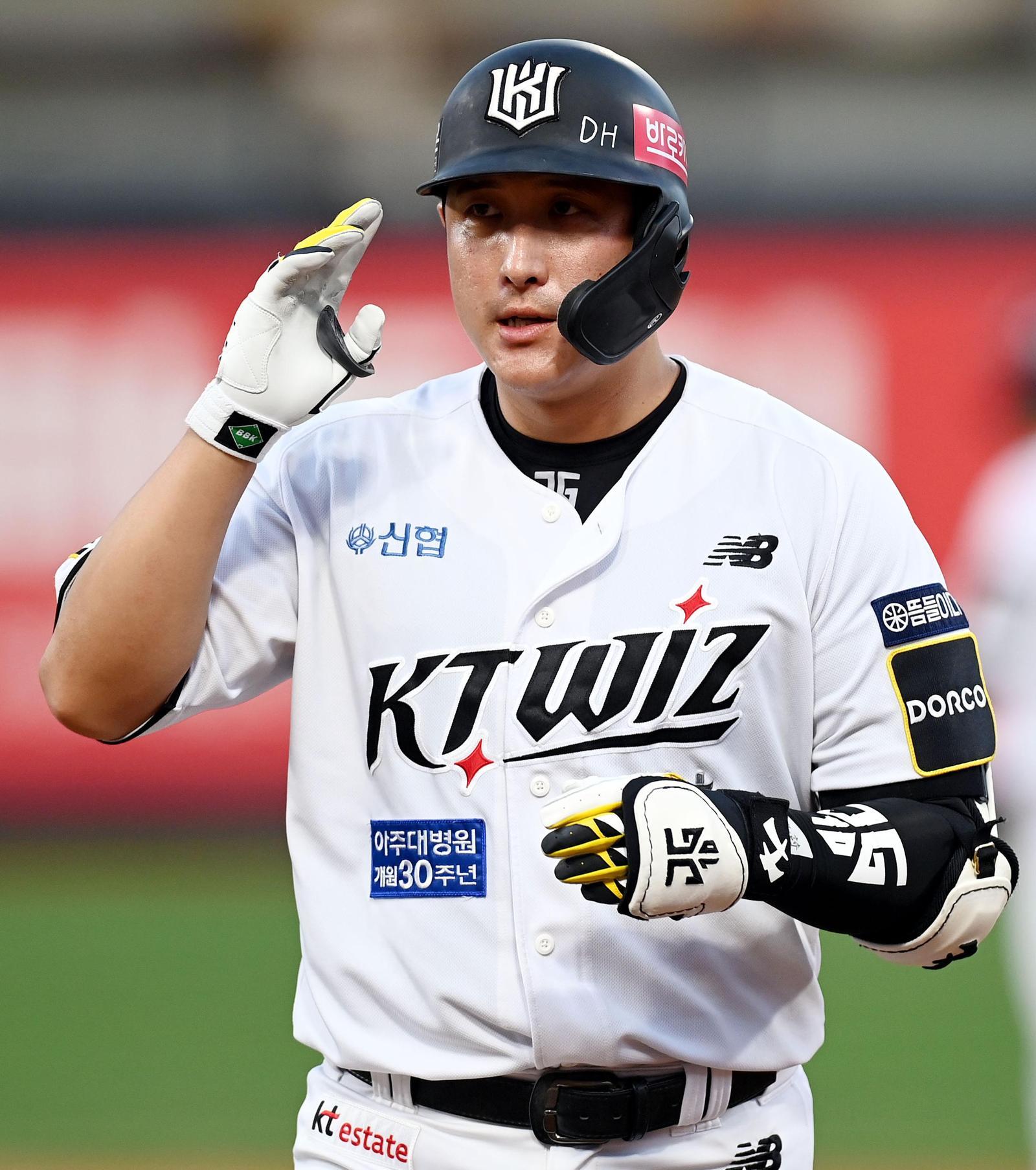 황재균 “KT서 좋은 제안했지만 고심 끝 은퇴”