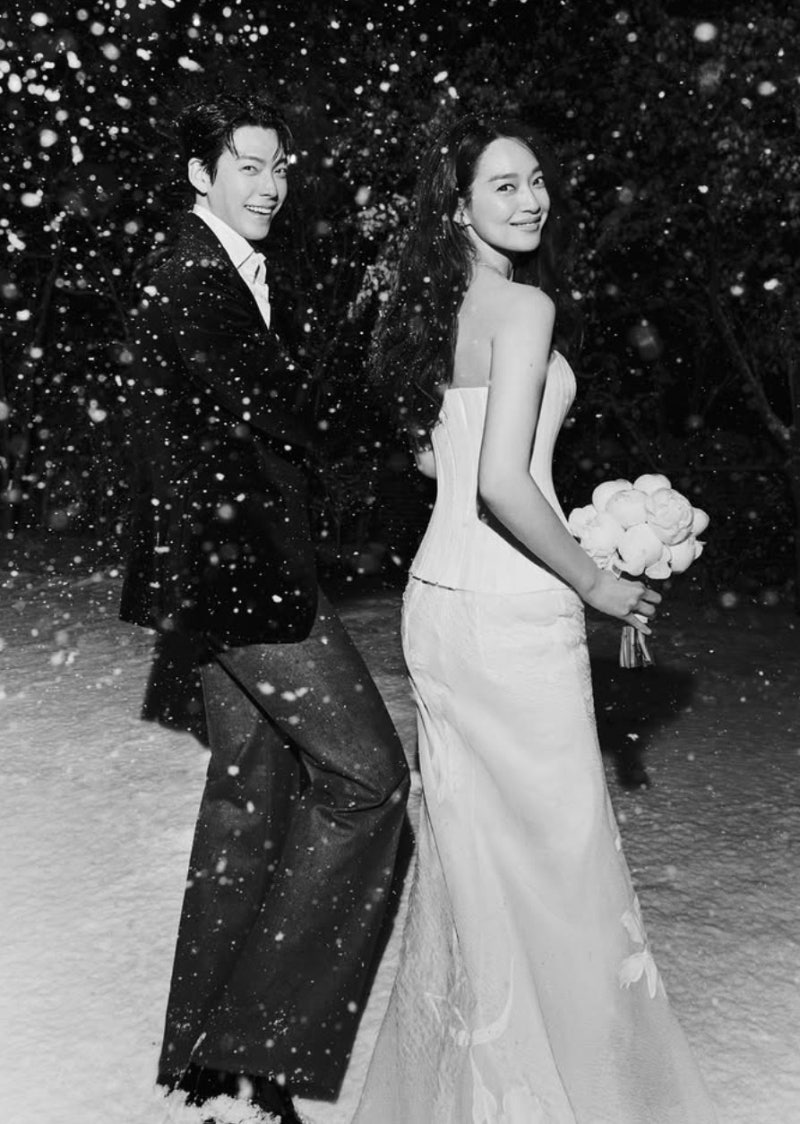 <b>신민아</b>-<b>김우빈</b> 부부 됐다…결혼화보 공개하며 3억원 <b>기부</b>