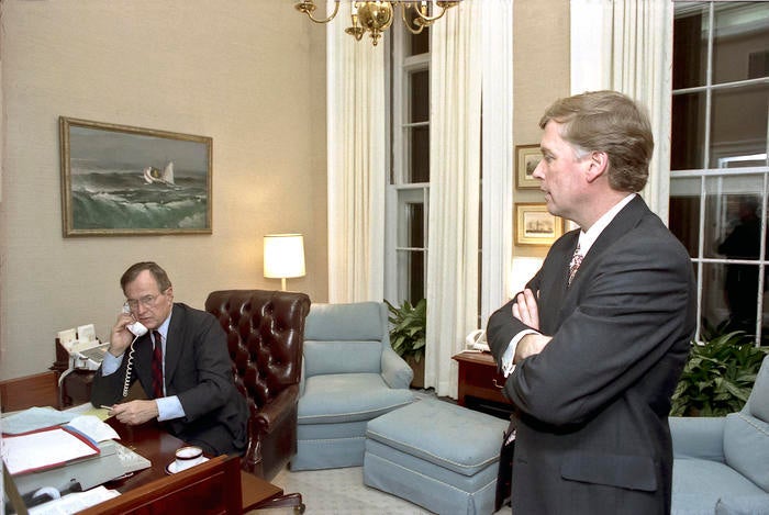 조지 H W 부시 대통령이 오벌오피스 서재에서 1991년 1월 16일 걸프전의 결정적 전환점이 된‘사막의 폭풍 작전’과 관련해 호스니 무바라크 이집트 대통령에게 전화를 걸어 설명하고 있다.사진 출처 부시 대통령 