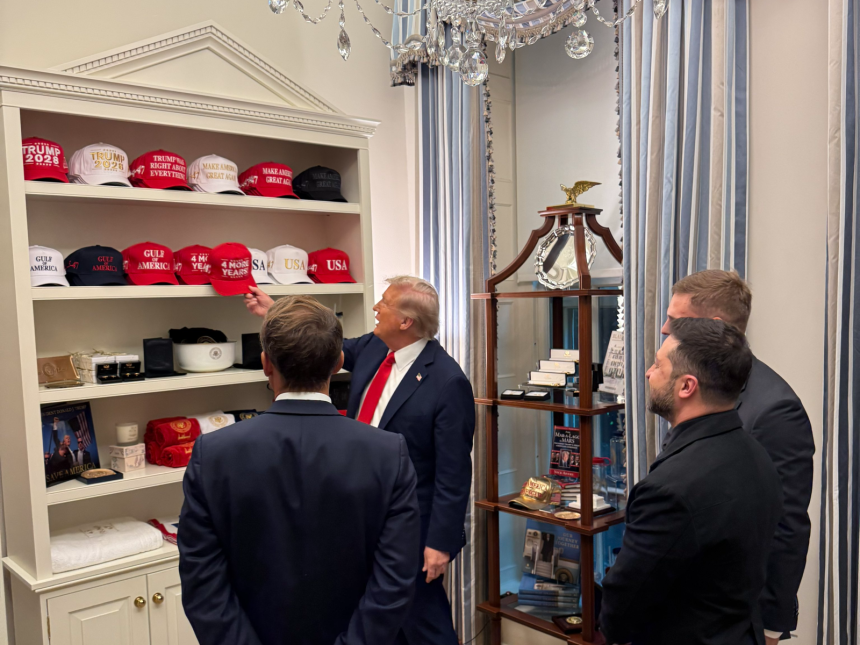 트럼프 대통령이 8월 18일 백악관을 찾은 마크롱 대통령(맨 왼쪽)과 젤렌스키 대통령(오른쪽 두번째)에게 트럼프 모자를 들어 선보이고 있다.사진 출처 마고 마틴 X