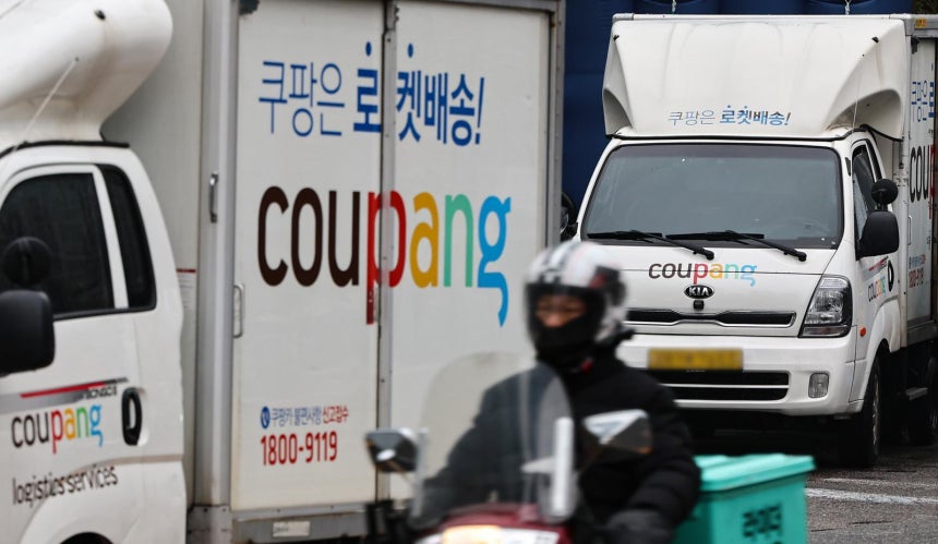 지난 16일 서울 시내 한 쿠팡물류센터에 정차된 배송차량.ⓒ News1