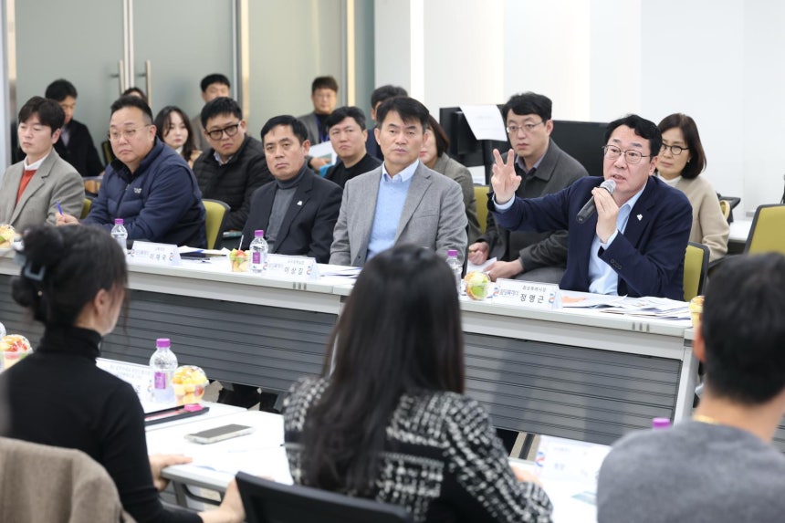 정명근 경기 화성시장이 19일 오후 2시 화성시 동탄출장소에서 열린 동탄2신도시 아파트 입주자대표 회장단협의회와의 소통간담회 중 LH의 동탄2신도시 내‘광역비즈니스 콤플렉스’조성계획 변경에 대해 원점 재논의를 