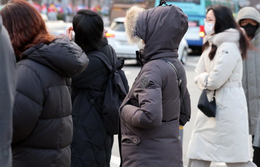 내일 출근길 완전 꽁꽁 얼어붙는다! 크리스마스이브엔 비 소식