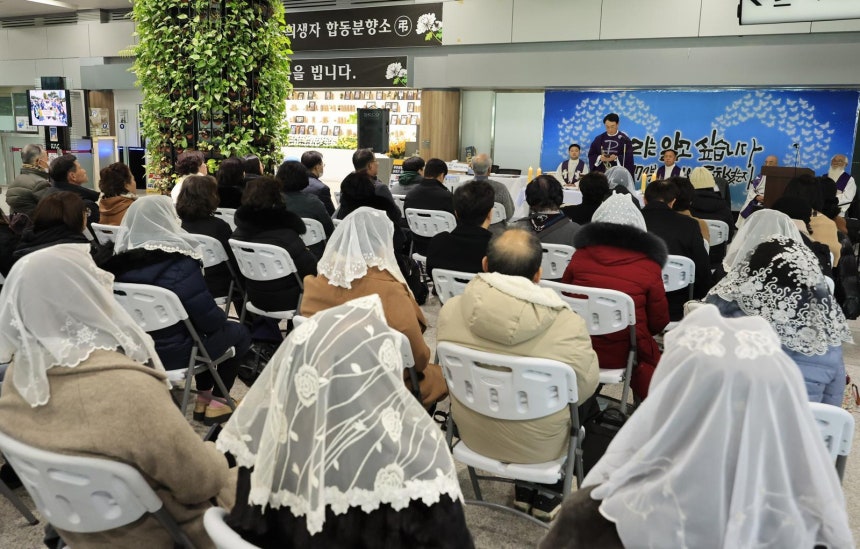 제주항공 여객기 참사 1주기를 앞둔 21일 전남 무안국제공항 1층 대합실에서 희생자 유가족들과 추모객들이 천주교 추모미사를 하고 있다.무안=박영철 기자 