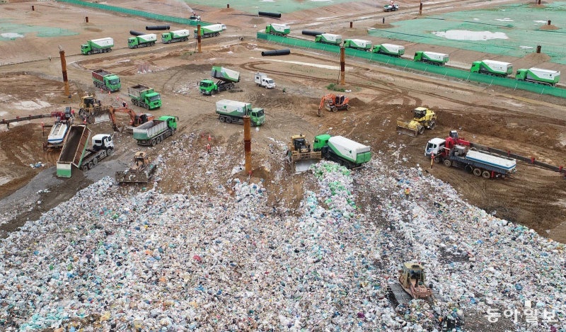 [사설]쓰레기 직매립 금지 열흘 전인데 ‘민간 소각’ 외엔 대책無