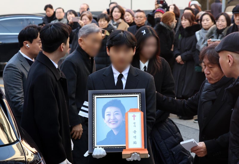 ‘1세대 연극스타’ 윤석화, 마지막 길 떠나