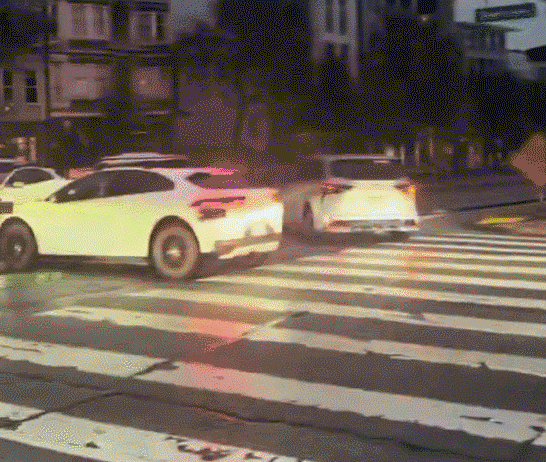 인플루언서 마리오 나팔의 엑스(X·옛 트위터) 계정에 올라온 구글 웨이모 관련 영상.샌프란시스코에서 발생한 대규모 정전으로 신호등이 꺼지면서 웨이모 차량이 교차로에 멈춰 서는 등 교통 혼잡이 빚어졌다.