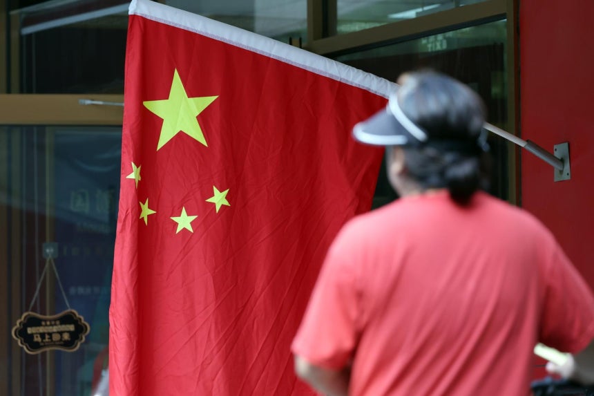 중국‘전승절’(항일전쟁 및 반파시스트 전쟁 승리) 80주년 행사를 하루 앞둔 2일 중국 베이징의 한 상점 출입구에 오성홍기가 걸려 있다.2025.9.2/뉴스1