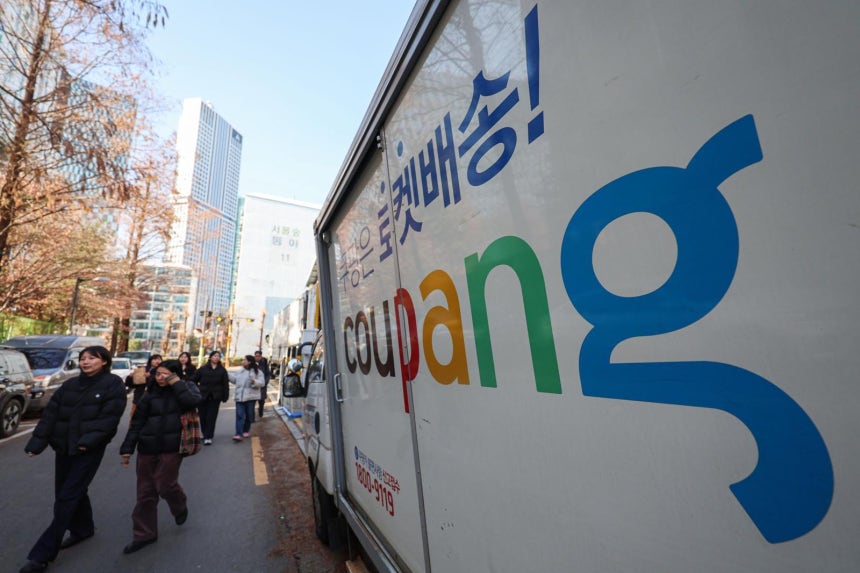 약 3370만 명의 개인정보를 유출해 논란을 일으킨 쿠팡에 대해 정부가 영업정지를 검토하고 있다.배경훈 부총리 겸 과학기술정보통신부 장관은 지난 17일 국회 과학기술정보방송통신위원회 쿠팡 대규모 개인정보 유출 사태