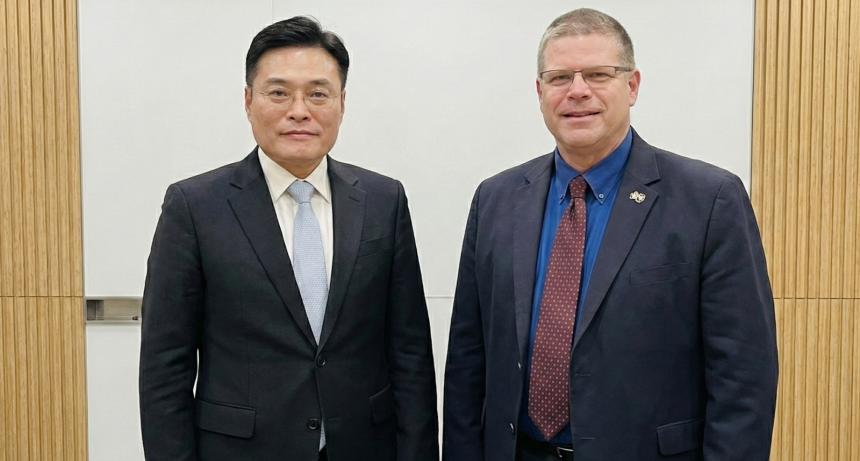 ‘한국형 LED돔’을 추진 중인 장성각 충남 콘텐츠 진흥원 사업총괄실장(왼쪽)과 스콧 A니스캐크 코즘 글로벌 세일즈 총괄이 함께 포즈를 취하고 있다. 장성각 실장 제공