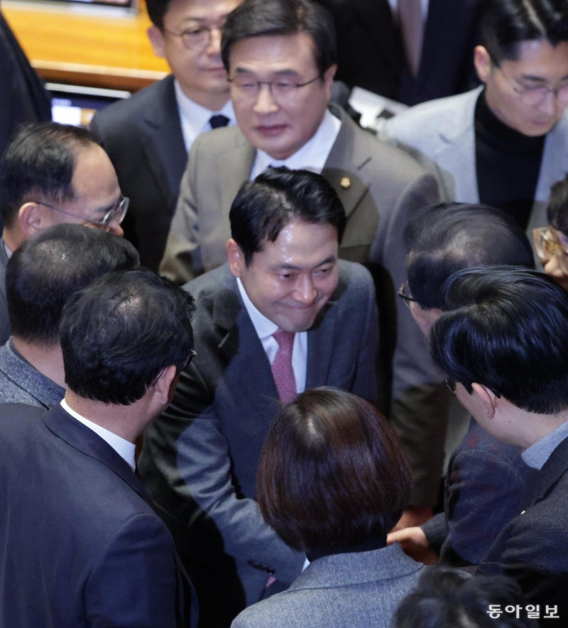 野대표는 24시간 최장 필버, 與는 “코미디” 폄하… ‘정치’ 실종 민낯