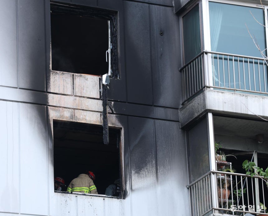 24일 오전 5시 36분경 서울 송파구 방이동 올림픽선수촌 아파트 225동 5층에서 불이나 주민 2명이 심정지 상태로 이송됐다.불은 1시간반 만에 진압됐다.경찰과 소방 화재감식반들이 화재 원인을 찾고 있다.신원