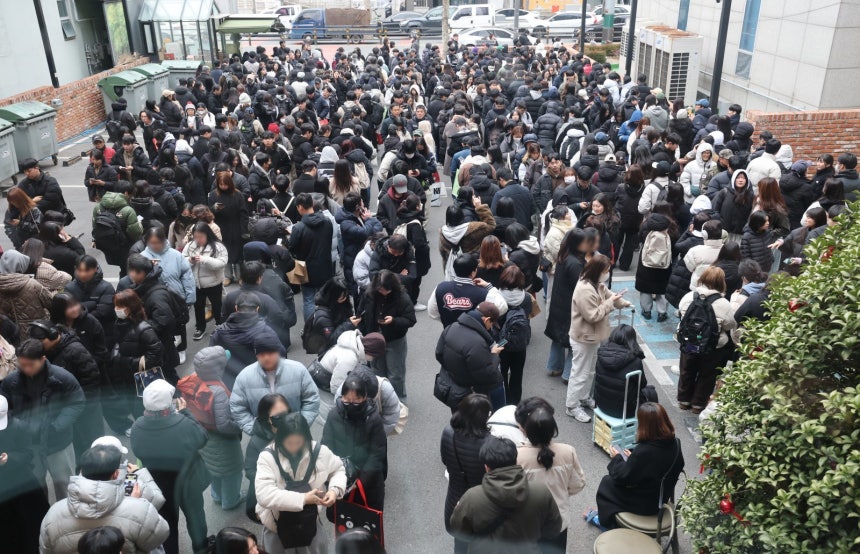 크리스마스를 이틀 앞두고 딸기시루가 출시된 23일 대전 중구 성심당 일대에 빵을 사려는 고객들이 차례를 기다리고 있다.2025.12.23/뉴스1 ⓒ News1 김기태 기자