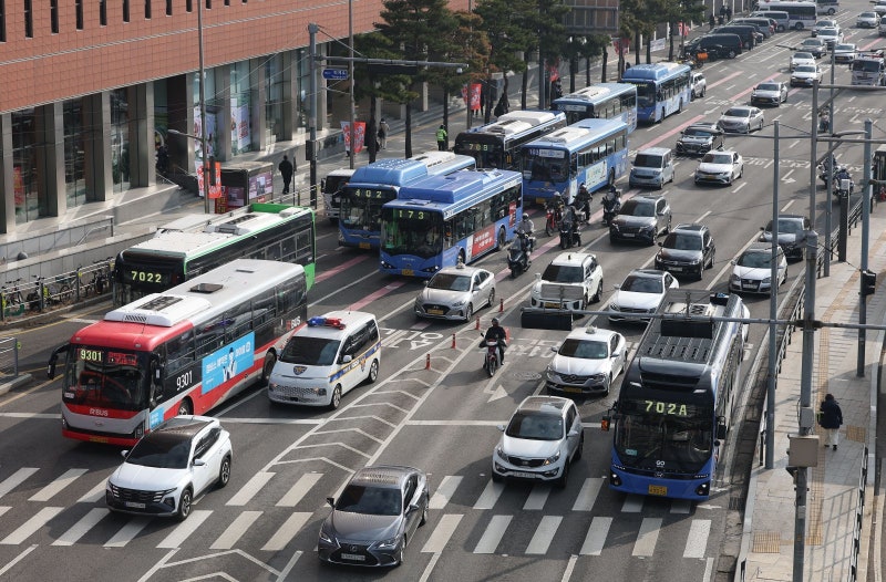 서울 버스노조 “내달 13일 파업”… 임단협 난항