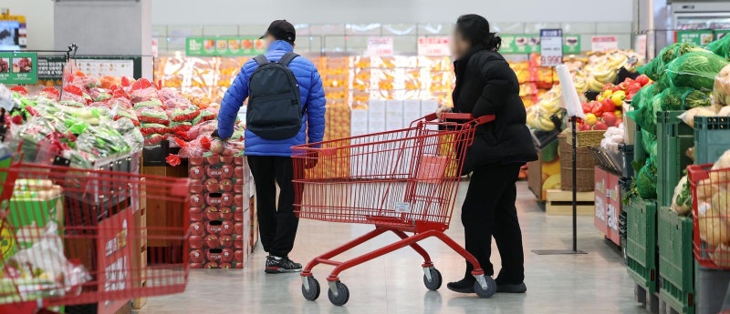고환율-고물가에 소비심리 1년새 최대 하락… 유류세 인하 2개월, 車개소세는 6개월 연장