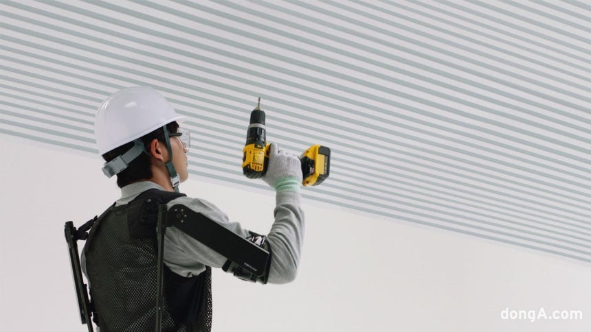 현대차그룹 로보틱스랩 웨어러블 로봇 엑스블숄더를 착용한 모습.