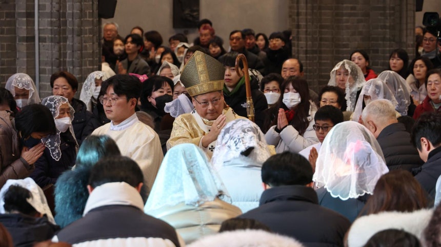  성탄절인 25일 서울 중구 명동대성당에서 정순택 천주교 서울대교구 대주교(가운데)가 성탄 대축일 낮 미사를 집전하고 있다.이날 전국 성당과 교회에선 아기 예수의 탄생을 축하하는 미사와 예배가 이어졌다.사진공동취