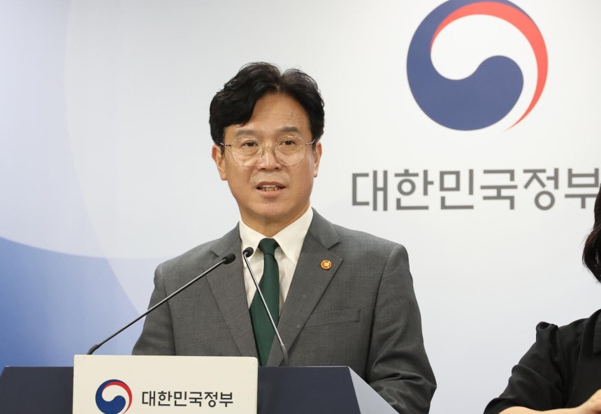  김영훈 고용노동부 장관이 29일 서울 종로구 정부서울청사에서 노조법 2·3조 개정안(노란봉투법) 등 노동조합 및 노동관계조정법 개정(안) 관련 브리핑을 하고 있다.2025.07.29.뉴시스