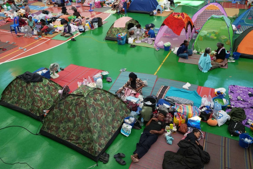 캄보디아와 국경 분쟁으로 대피한 태국 피란민들이 16일(현지 시간) 태국 수린의 한 체육관에 마련된 대피소에서 머물고 있다.2025.12.16. 수린=AP/뉴시스