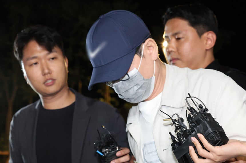 삼부토건 주가조작 의혹 사건의‘키맨’이기훈씨가 목포에서 체포돼 11일 서울 종로구 김건희 특검팀으로 호송되어 오고 있다.2025.09.11.뉴시스