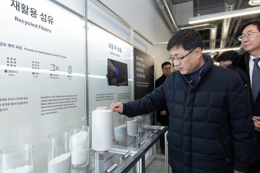 김성환 기후에너지환경부 장관이 26일 경기 화성시 소재 폐플라스틱 및 재활용 업체를 방문해 자원순환 현장을 둘러보고 있다.2025.12.26/뉴스1