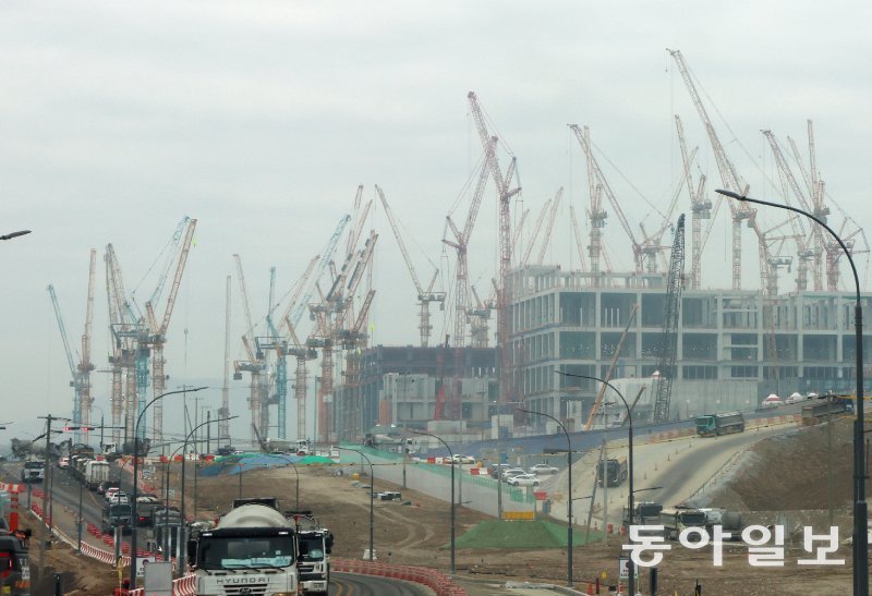 19일 SK하이닉스가 경기 용인시 처인구에 건설하고 있는 용인 반도체 클러스터 1기 팹(공장)의 모습.이곳은 2027년 가동 목표로 건설 공사가 한창 진행 중이다.SK하이닉스는 앞으로 600조 원을 투입