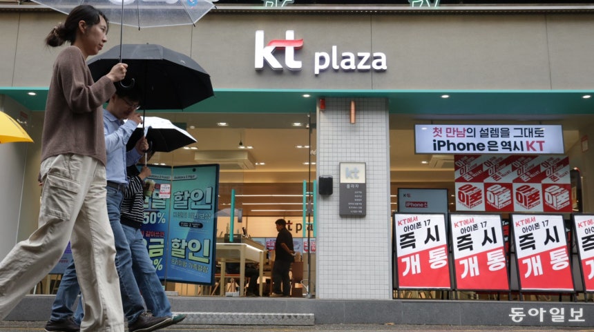 SK텔레콤에 이어 KT도 서버를 해킹당했을 가능성이 높은 것으로 확인됐다.아직까진 서버 해킹 흔적이지만 고객 정보가 유출됐을 가능성을 배제할 수 없다.KT는 18일 오후 11시 57분 서버 침해 흔적 4건과 의심