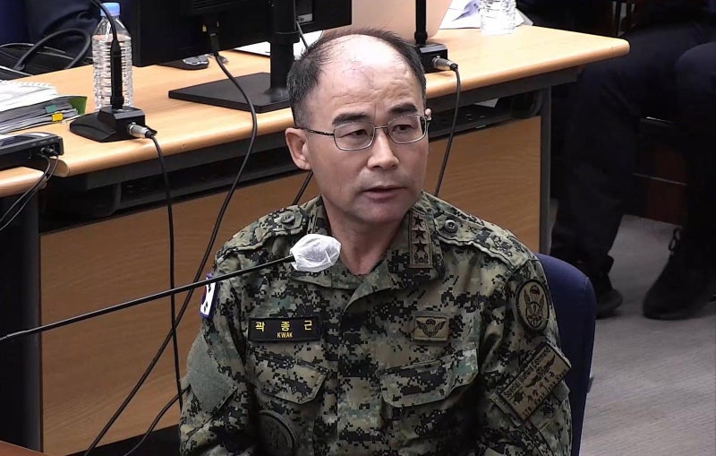 법정서 尹 공격한 곽종근, 파면 대신 해임…연금 100% 지켰다