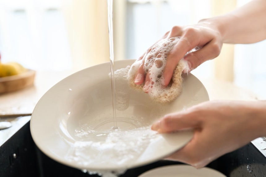 게티이미지뱅크. 설거지를 미루거나 생닭을 씻는 습관은 싱크대를 세균 번식 환경으로 만들 수 있다는 경고가 나왔다.