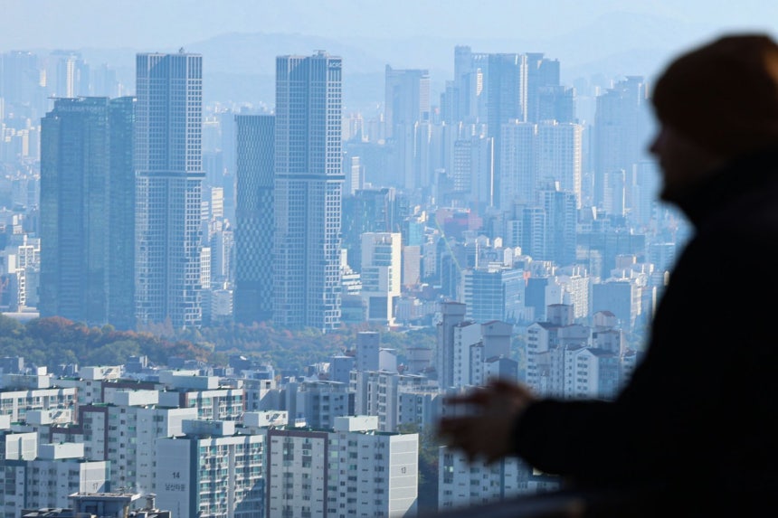 서울 남산타워에서 바라본 시내 아파트단지 모습.뉴시스