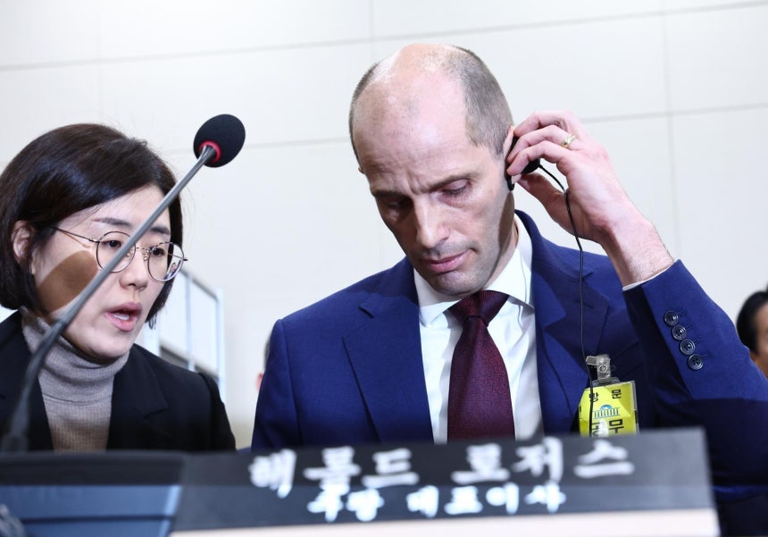 해롤드 로저스 쿠팡 대표이사가 30일 서울 여의도 국회에서 열린 쿠팡 침해사고 및 개인정보 유출,불공정 거래,노동환경 실태 파악과 재발방지 대책 마련을 위한 연석 청문회에서 동시통역기를 착용하고 있다.2025.