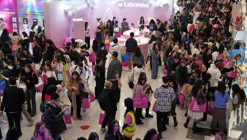 29일 서울 중구 동대문디자인플라자(DDP)에서 열린 인플루언서 박람회‘서울콘’의‘K뷰티 부스트’행사장에서 방문객들이 국내 화장품 업체들의 제품을 살펴보고 있다.서울콘은‘서울’과‘콘텐츠’를 합친 이름의 글