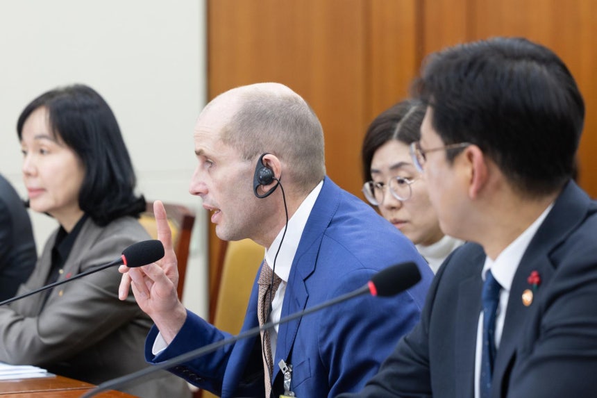 해롤드 로저스 쿠팡 대표이사가 31일 서울 여의도 국회에서 열린 제430회국회(임시회) 쿠팡 침해사고 및 개인정보 유출, 불공정 거래, 노동환경 실태 파악과 재발방지 대책 마련을 위한 연석 청문회에 출석해 의원 질의