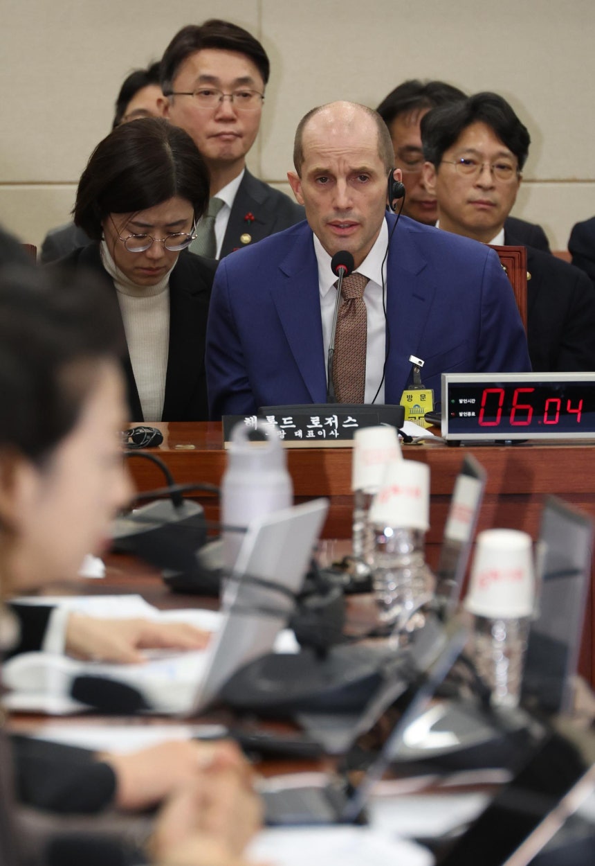 해롤드 로저스 쿠팡 대표이사가 31일 오후 서울 여의도 국회에서 열린 쿠팡 침해사고 및 개인정보 유출, 불공정 거래, 노동환경 실태 파악과 재발방지 대책 마련을 위한 연석 청문회에서 의원 질의에 답변을 하고 있다. 