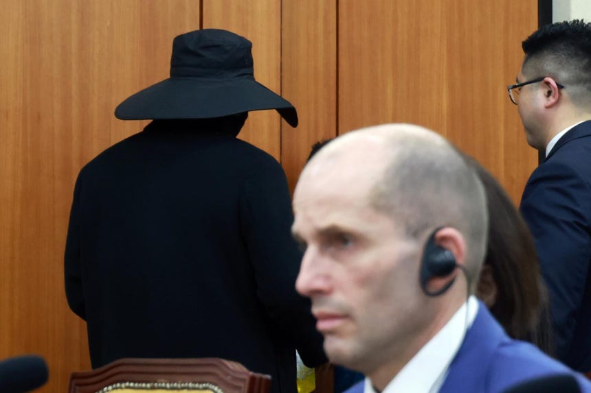 30일 서울 여의도 국회에서 열린 쿠팡 침해사고 및 개인정보 유출, 불공정 거래, 노동환경 실태 파악과 재발방지 대책 마련을 위한 청문회에서 얼굴을 가린 참고인이 쿠팡 관련 진술을 마친 뒤 비공개 참고인석으로 향하고