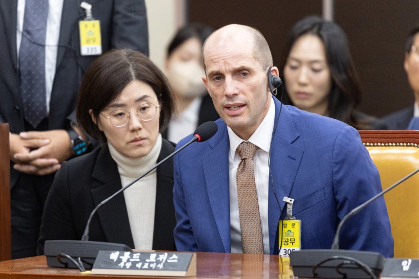 해롤드 로저스 쿠팡 대표이사가 31일 서울 여의도 국회에서 열린 제430회국회(임시회) 쿠팡 침해사고 및 개인정보 유출, 불공정 거래, 노동환경 실태 파악과 재발방지 대책 마련을 위한 연석 청문회에 출석해 질의에 답