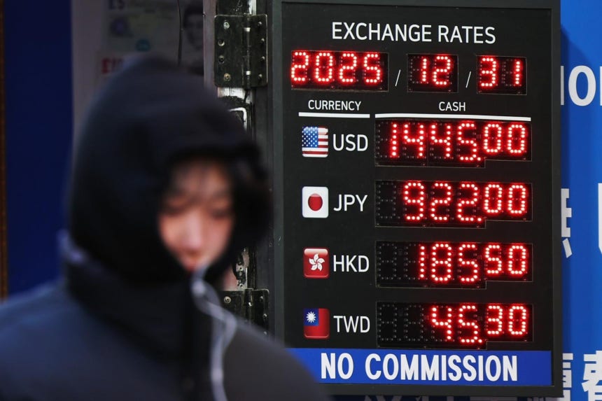  31일 서울 중구 명동 환전소 전광판에 환율 시세가 표시돼 있다.지난해 12월 30일 서울 외환시장에서 원-달러 환율은 전 거래일보다 9.2원 오른 1439.0원으로 마지막 주간 거래를 마쳤다.지난해 원-달러 
